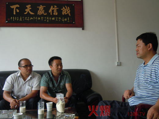 公司董事長郭建文協(xié)同客戶品嘗奶粉