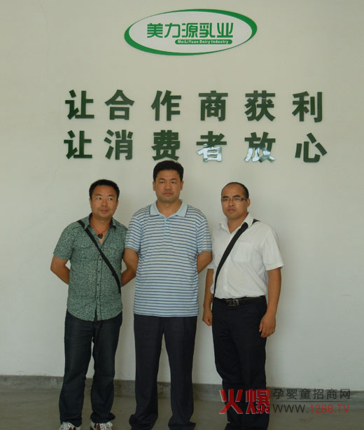 郭建文董事長與客戶合影