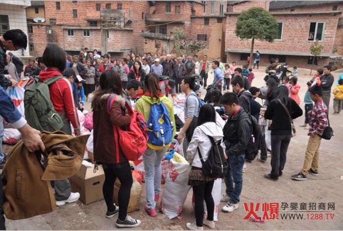 貝寧食品攜手聯(lián)建建設集團給山區(qū)送溫暖