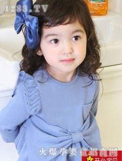 開(kāi)心寶貝淺藍(lán)色女童毛衣